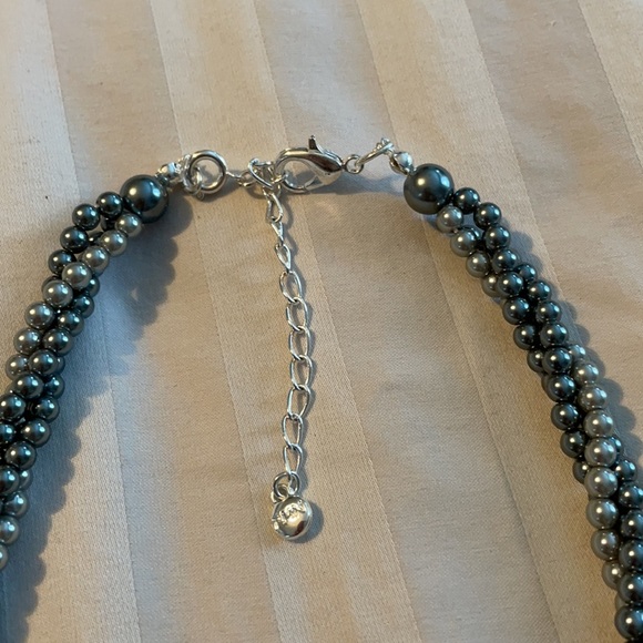 Grey and silver faux pearl collar necklace - Picture 5 of 6